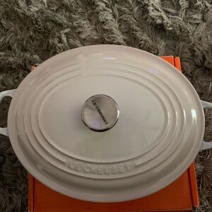 New Le Creuset oval meringue Dutch oven 4.5qt